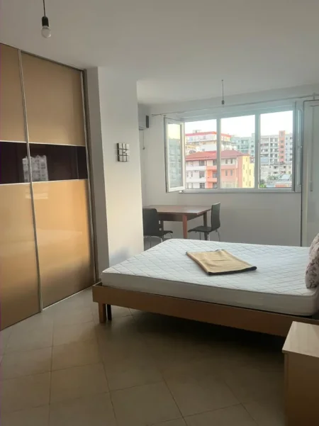 Tirane, jepet me qera apartament 2+1+Aneks+Ballkon Kati 3, 95 m² 500 € (Yzberisht)