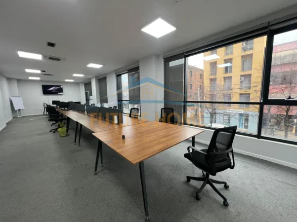 Tirane, jepet me qera ambjent biznesi Kati 2, 452 m² 5.000 € (Hoxha Tasim)