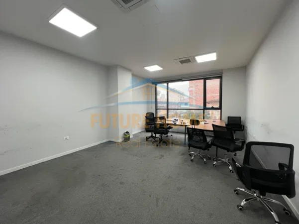 Tirane, jepet me qera ambjent biznesi Kati 2, 452 m² 5.000 € (Hoxha Tasim)