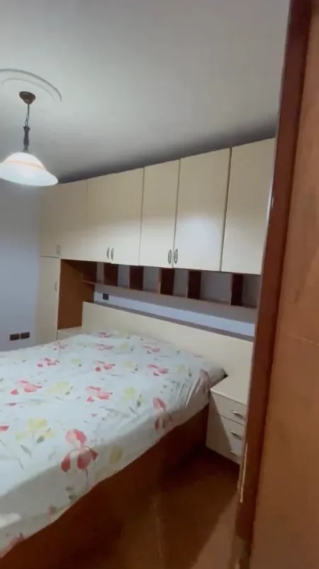 Tirane, jepet me qera apartament 1+1+Ballkon Kati 1, 65 m² 500 € (Xhamia Tabakeve)