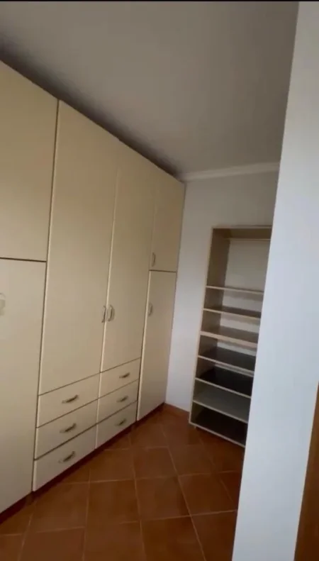 Tirane, jepet me qera apartament 1+1+Ballkon Kati 1, 65 m² 500 € (Xhamia Tabakeve)