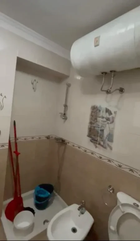 Tirane, jepet me qera apartament 1+1+Ballkon Kati 1, 65 m² 500 € (Xhamia Tabakeve)