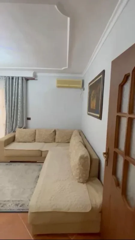Tirane, jepet me qera apartament 1+1+Ballkon Kati 1, 65 m² 500 € (Xhamia Tabakeve)