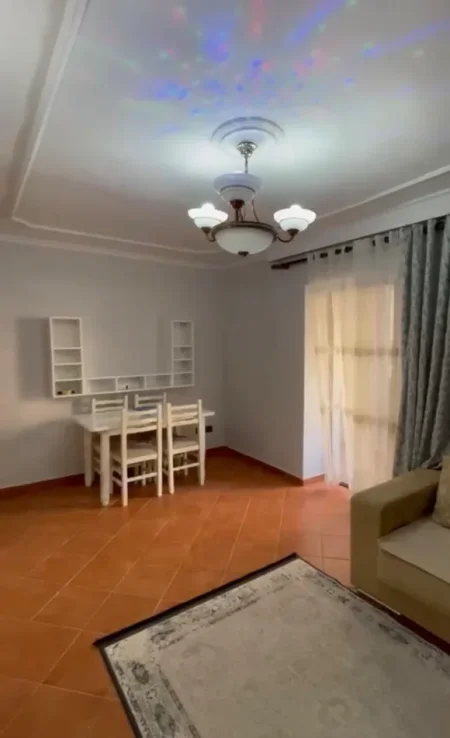 Tirane, jepet me qera apartament 1+1+Ballkon Kati 1, 65 m² 500 € (Xhamia Tabakeve)