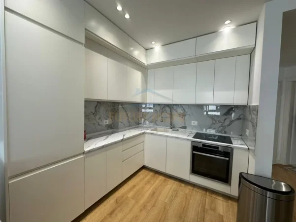 Tirane, jepet me qera apartament 2+1 Kati 5, 89 m² 1.000 € (Ish Fusha e Aviacionit)