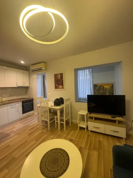 Tirane, jepet me qera apartament 1+1+Ballkon Kati 2, 65 m² 550 € (Rruga Fortuzi)