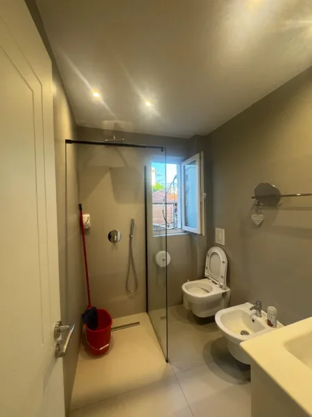 Tirane, jepet me qera apartament 1+1+Ballkon Kati 2, 65 m² 550 € (Rruga Fortuzi)