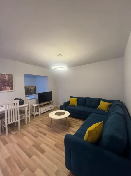 Tirane, jepet me qera apartament 1+1+Ballkon Kati 2, 65 m² 550 € (Rruga Fortuzi)