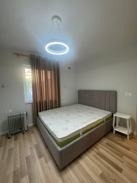 Tirane, jepet me qera apartament 1+1+Ballkon Kati 2, 65 m² 550 € (Rruga Fortuzi)