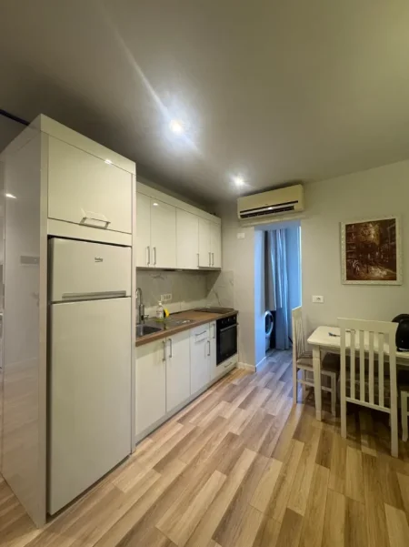 Tirane, jepet me qera apartament 1+1+Ballkon Kati 2, 65 m² 550 € (Rruga Fortuzi)