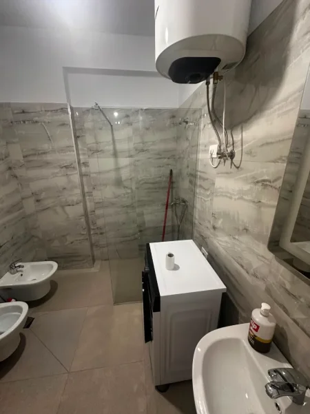 Tirane, jepet me qera apartament 1+1+Ballkon Kati 8, 67 m² 400 € (ASTIR)