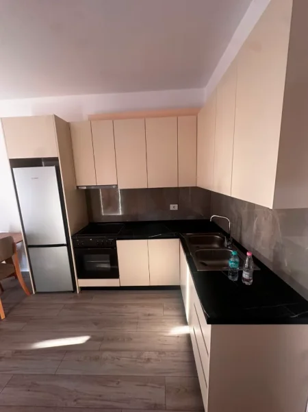 Tirane, jepet me qera apartament 1+1+Ballkon Kati 8, 67 m² 400 € (ASTIR)