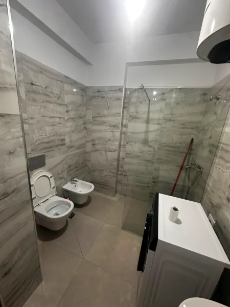 Tirane, jepet me qera apartament 1+1+Ballkon Kati 8, 67 m² 400 € (ASTIR)