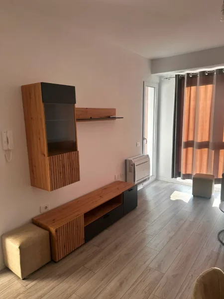 Tirane, jepet me qera apartament 1+1+Ballkon Kati 8, 67 m² 400 € (ASTIR)