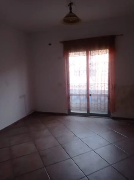 Tirane, jepet me qera zyre Kati 3, 60 m² 600 € (Rruga Islam Alla)