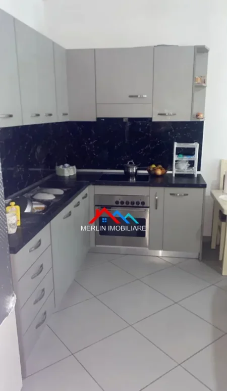 Tirane, jepet me qera apartament 1+1+Ballkon Kati 3, 80 m² 475 € (RRUGA NJAZI MEKA,QSUT)