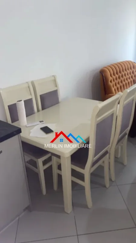 Tirane, jepet me qera apartament 1+1+Ballkon Kati 3, 80 m² 475 € (RRUGA NJAZI MEKA,QSUT)