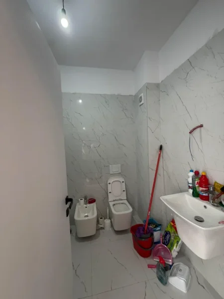 Tirane, jepet me qera apartament 2+1+Ballkon Kati 5, 100 m² 350 € (Rruga "Donald Trump",Kamez)