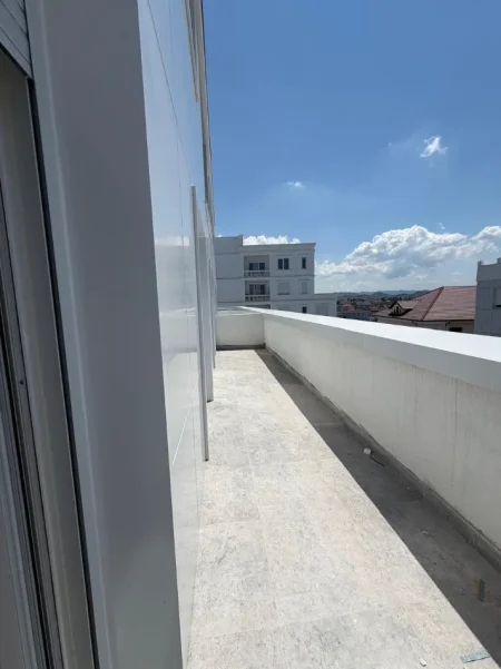 Tirane, jepet me qera apartament 2+1+Ballkon Kati 5, 100 m² 350 € (Rruga "Donald Trump",Kamez)