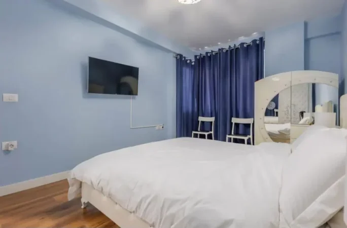 Tirane, jepet me qera apartament 2+1+Aneks+Ballkon Kati 3, 950 € (ish blloku)