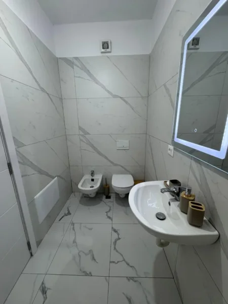 Tirane, jepet me qera apartament 2+1 Kati 1, 88 m² 600 € (Rruga 5 Maji)