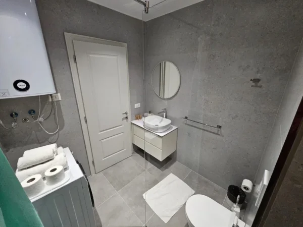 Tirane, jepet me qera apartament 1+1 Kati 4, 70 m² 600 € (Komuna e Parisit)