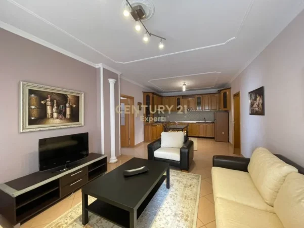 Tirane, jepet me qera apartament 2+1+Ballkon Kati 10, 130 m² 800 € (libri universitar)