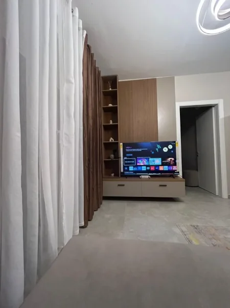 Tirane, jepet me qera apartament 1+1 Kati 12, 70 m² 500 € (YZBERISHT)