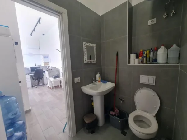 Tirane, jepet me qera ambjent biznesi Kati 1, 26 m² (don bosko)