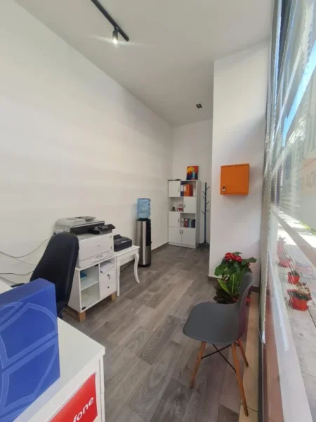 Tirane, jepet me qera ambjent biznesi Kati 1, 26 m² (don bosko)