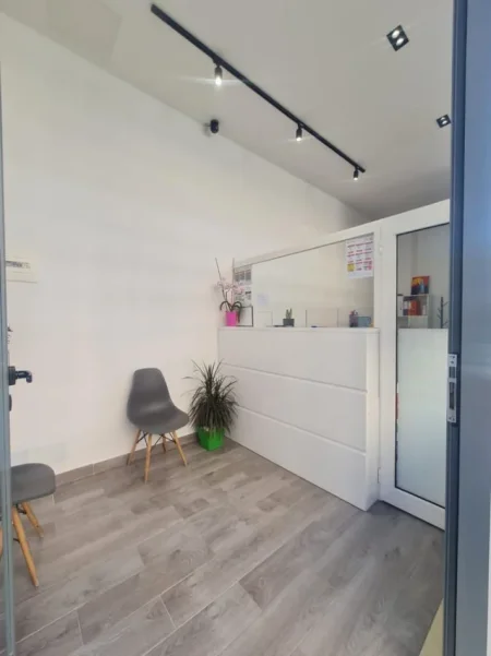 Tirane, jepet me qera ambjent biznesi Kati 1, 26 m² (don bosko)