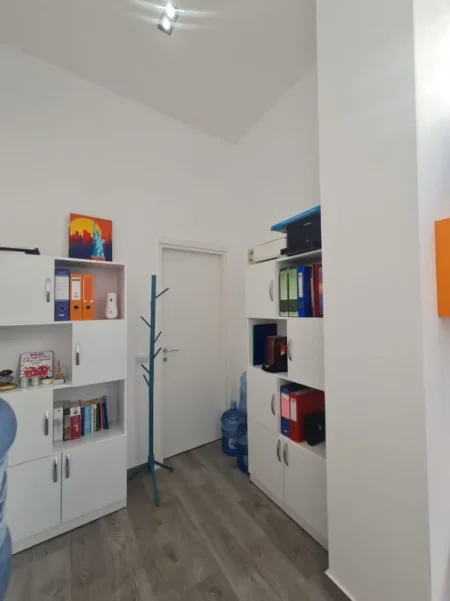 Tirane, jepet me qera ambjent biznesi Kati 1, 26 m² (don bosko)