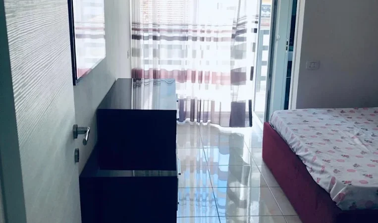 Tirane, jepet me qera apartament 2+1 Kati 2, 105 m² 700 € 