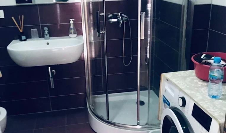 Tirane, jepet me qera apartament 2+1 Kati 2, 105 m² 700 € 
