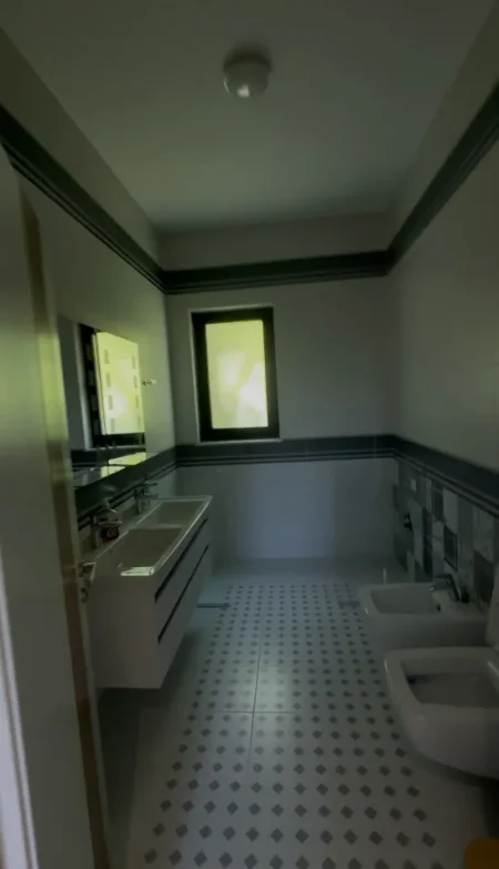 Tirane, jepet me qera Vile Vile 3 Katshe , 590 m² 3.500 € (TEG)