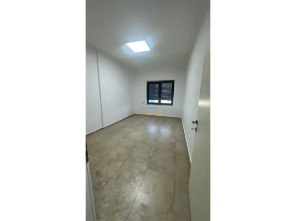 Tirane, jepet me qera ambjent biznesi Kati 6, 131 m² 1.300 € (Zogu i zi)