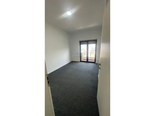 Tirane, jepet me qera ambjent biznesi Kati 6, 131 m² 1.300 € (Zogu i zi)