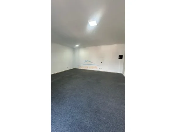 Tirane, jepet me qera ambjent biznesi Kati 6, 131 m² 1.300 € (Zogu i zi)