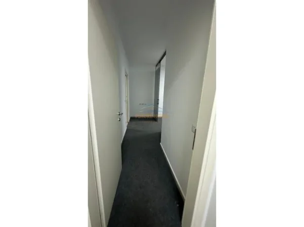 Tirane, jepet me qera ambjent biznesi Kati 6, 131 m² 1.300 € (Zogu i zi)