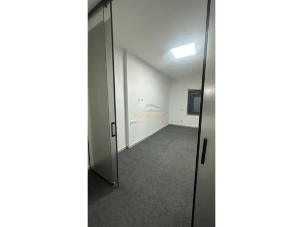 Tirane, jepet me qera ambjent biznesi Kati 6, 131 m² 1.300 € (Zogu i zi)
