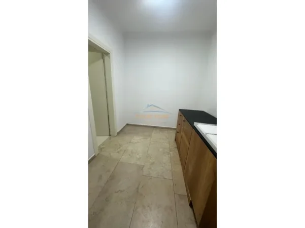 Tirane, jepet me qera ambjent biznesi Kati 6, 131 m² 1.300 € (Zogu i zi)
