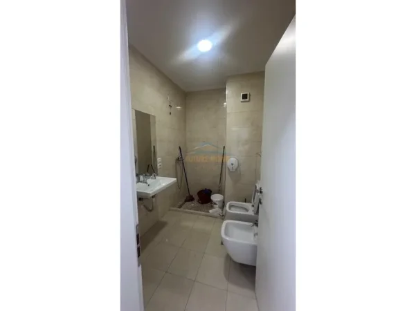 Tirane, jepet me qera ambjent biznesi Kati 6, 131 m² 1.300 € (Zogu i zi)