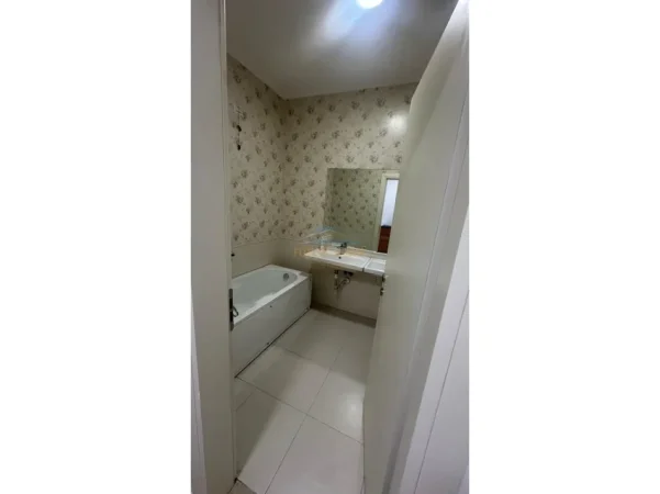 Tirane, jepet me qera ambjent biznesi Kati 6, 131 m² 1.300 € (Zogu i zi)
