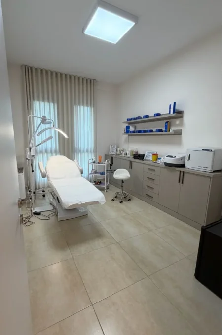 Tirane, jepet me qera zyre Kati 3, 100 m² 1.100 € (RRUGA E KAVAJES)