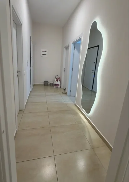 Tirane, jepet me qera zyre Kati 3, 100 m² 1.100 € (RRUGA E KAVAJES)