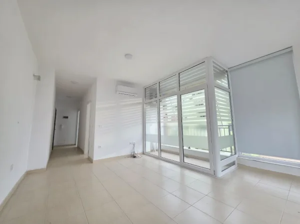 Tirane, jepet me qera ambjent biznesi , 60 m² 440 € 