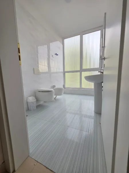 Tirane, jepet me qera ambjent biznesi , 60 m² 440 € 