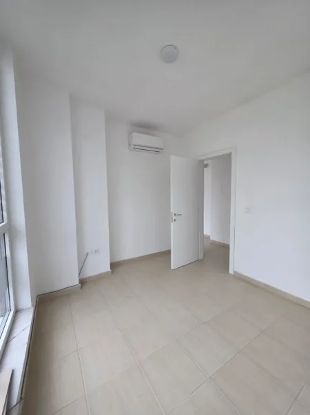 Tirane, jepet me qera ambjent biznesi , 60 m² 440 € 