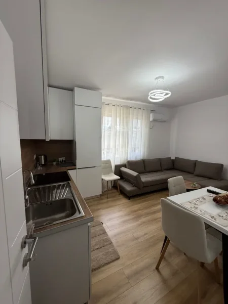 Tirane, jepet me qera apartament 1+1 Kati 3, 65 m² 700 € (RRUGA E KAVAJES)