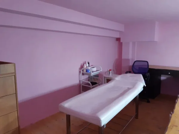Tirane, jepet me qera ambjent biznesi Kati 0, 40 m² 300 € (Astir)